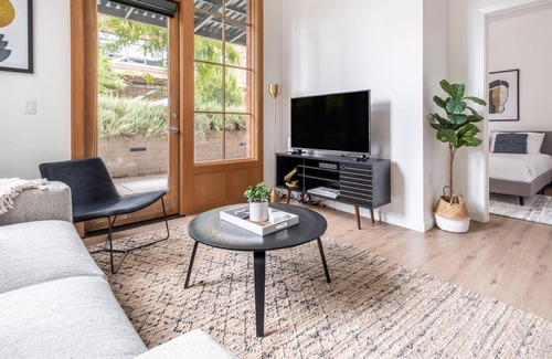 Uptown Apartment | Contemporary 2 BR Apartment in Portland + Parking