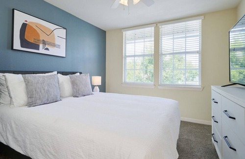 Baldwin Park Apartment | Contemporary 3BR, in unit Washer/Dryer, FREE parking with all amenities!