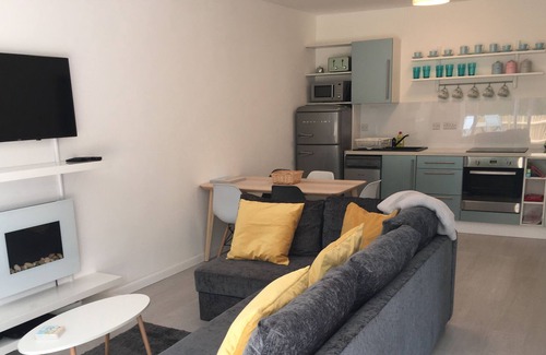 Looe Villa | Contemporary Beach Villa With Sea and Woodland Views - 2 Minutes Walk From Beach