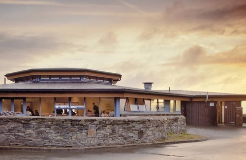 Llwyngwril House | Contemporary caravan with one double and one twin.