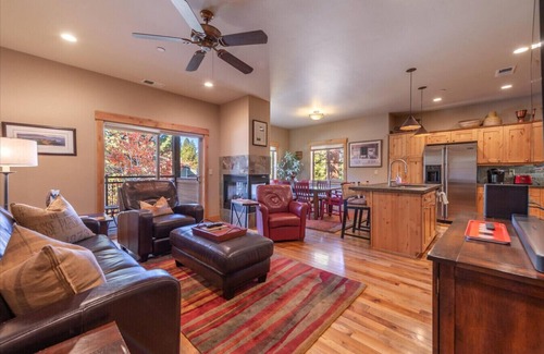 Truckee House | Contemporary clean Truckee townhome 3BDR/2.5BA