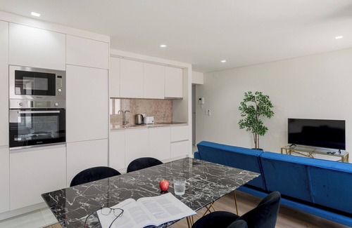 Linda-a-Velha Apartment | Contemporary Comfort in Lisbon