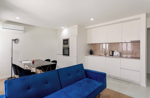 Linda-a-Velha Apartment | Contemporary Comfort in Lisbon