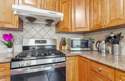 Duluth House | Contemporary Comfort:Steps from Dining & Groceries