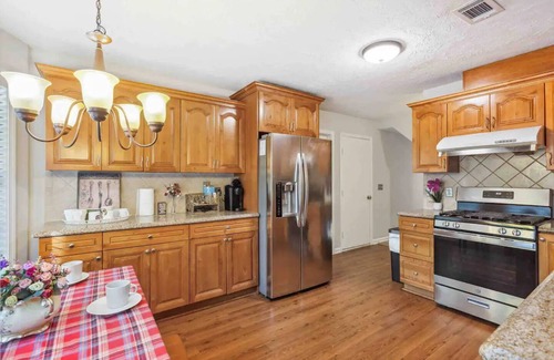 Duluth House | Contemporary Comfort:Steps from Dining & Groceries