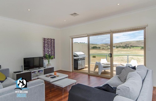 Normanville House | Contemporary Golf Course Frontage 3BR