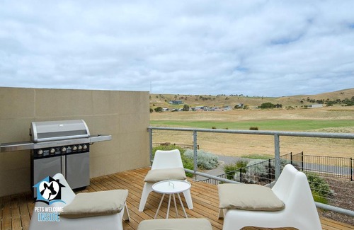 Normanville House | Contemporary Golf Course Frontage 3BR