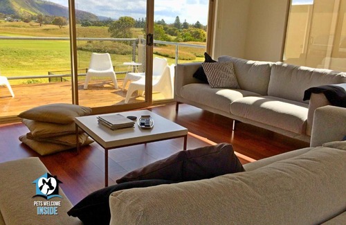 Normanville House | Contemporary Golf Course Frontage 3BR