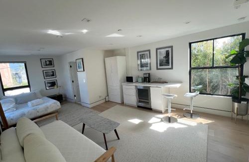 Ocean Park House | Contemporary Guest Studio with Roof-top Deck Walk to Santa Monica Beach