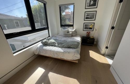 Ocean Park House | Contemporary Guest Studio with Roof-top Deck Walk to Santa Monica Beach