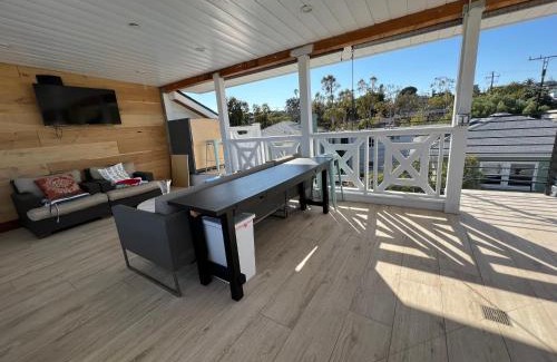 Ocean Park House | Contemporary Guest Studio with Roof-top Deck Walk to Santa Monica Beach