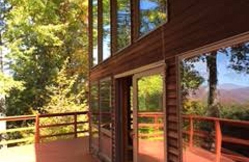 Waitsfield Ski Chalet | Contemporary Hillside Chalet