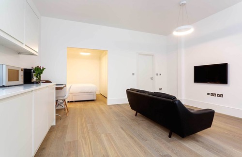 South Hampstead Apartment | Contemporary in Swiss Cottage, by Veeve