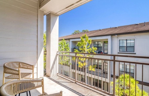 Barker Apartment | Contemporary large 1BR, in unit Washer/Dryer, FREE parking with all amenities!