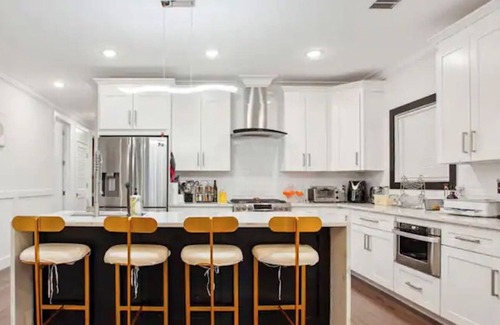 Marion Condo | Contemporary Luxury 3 Bdr Apt for 6 +Free Parking