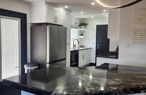 Northeast Heights House | Contemporary Monochrome Retreat With 4beds & POOL