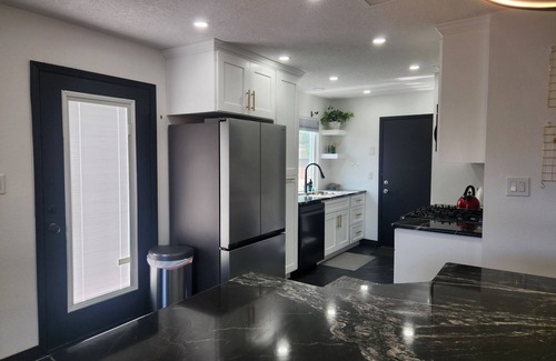 Northeast Heights House | Contemporary Monochrome Retreat With 4beds & POOL