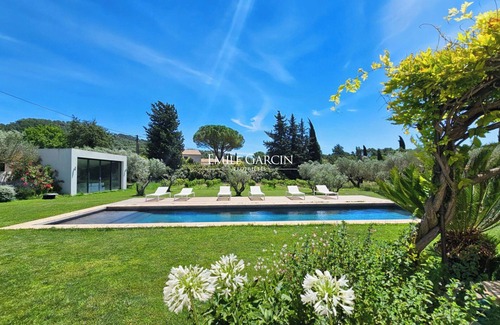 Ventabren Villa | Contemporary Provencal farmhouse for rent between Aix-en-Provence and the Luberon