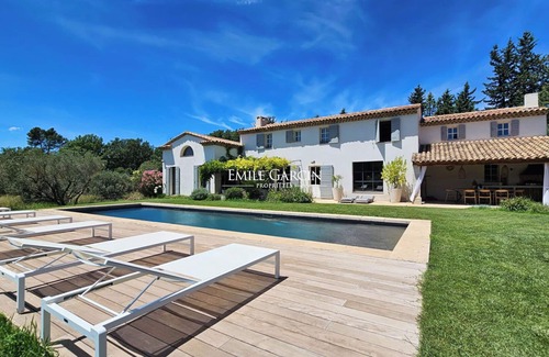 Ventabren Villa | Contemporary Provencal farmhouse for rent between Aix-en-Provence and the Luberon