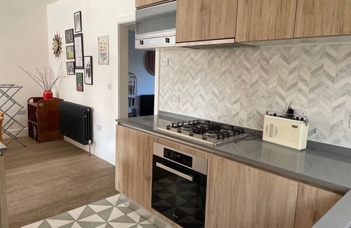 Kensal Green Apartment | Contemporary two bed flat with off street parking