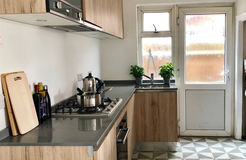 Kensal Green Apartment | Contemporary two bed flat with off street parking