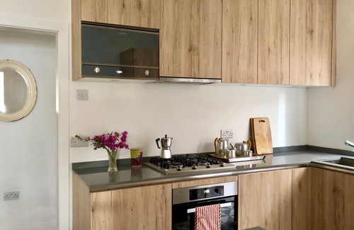 Kensal Green Apartment | Contemporary two bed flat with off street parking