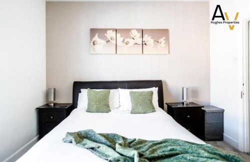 Northampton House | Contemporary Two-Bedroom House - Free Wi-Fi, Garden, Free Parking, Ideal for Extended Stays By AV Hughes Properties