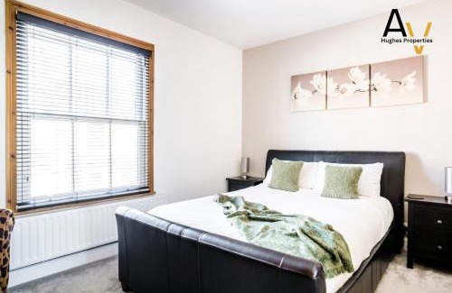 Northampton House | Contemporary Two-Bedroom House - Free Wi-Fi, Garden, Free Parking, Ideal for Extended Stays By AV Hughes Properties