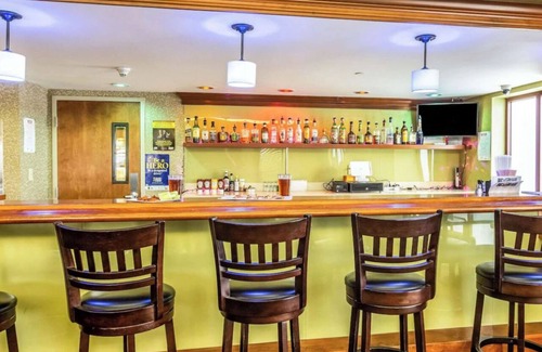 Cranberry Township Hotel | Contemporary Comfort with Pool, Free Breakfast Near Shopping Center