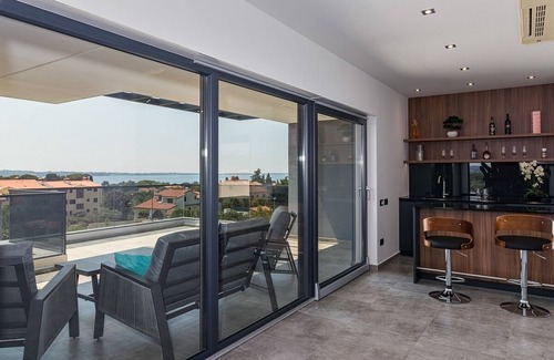Fazana Villa | Contemporary Villa, A/C, Private Pool, Gym, Sea Views - Walking Distance to Fazana Centre & Beach!