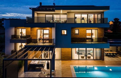 Fazana Villa | Contemporary Villa, A/C, Private Pool, Gym, Sea Views - Walking Distance to Fazana Centre & Beach!