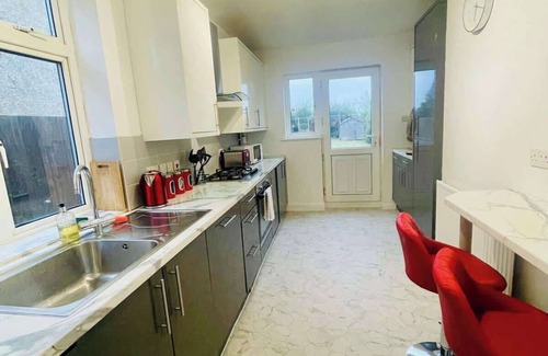 Dunstable House | Contractor Friendly | 2 Bath |Free Parking | Wifi