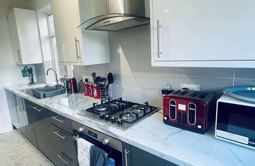 Dunstable House | Contractor Friendly | 2 Bath |Free Parking | Wifi