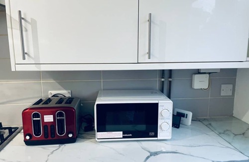 Dunstable House | Contractor Friendly | 2 Bath |Free Parking | Wifi