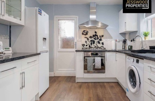 Luton Apartment | Contractors 6 Bedrooms | Garden | Wifi | Parking
