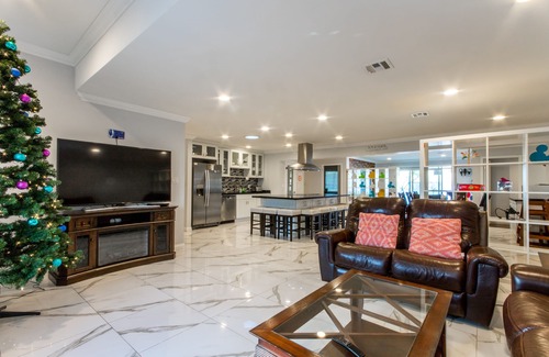 Southwest Anaheim House | Convenience Location! Only 2.5 miles to Disneyland, 13 miles to Huntington Beach
