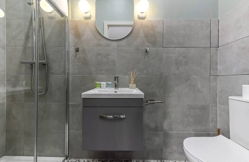 Seven Sisters Apartment | Convenient 2BR 2BA | near Tube Station