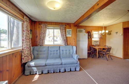 Stone Lake Cabin | Convenient Cabin w/Access to 3 Boat Docks!