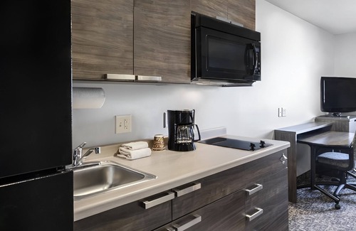 Nampa Hotel | Convenient Location and Spacious Room Near Lake Lowell - 3 Units with Kitchen!