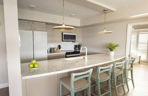Marathon Hotel | Convenient Location! Outdoor Pool Access, Full Kitchen! Near Beach!