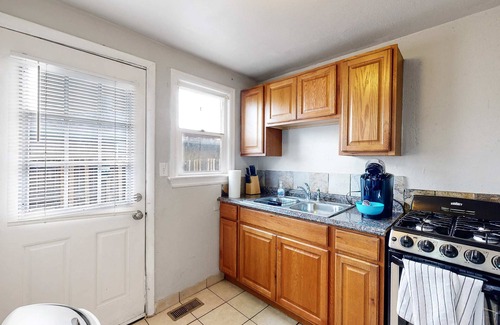 Dupont House | Convenient One bedroom with king bed near DIA