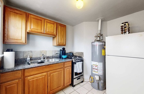 Dupont House | Convenient One bedroom with king bed near DIA