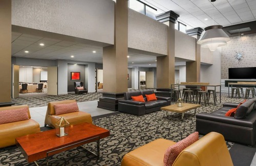 Phoenix Hotel | Convenient Phoenix Getaway with Outdoor Pool & Free Airport Shuttle