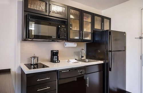 Troy Hotel | Convenient Stay in Detroit! 2 Modern Units w/Parking, Fully equipped Kitchens