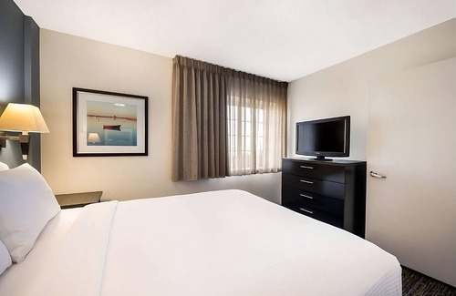 Troy Hotel | Convenient Stay in Detroit! 2 Modern Units w/Parking, Fully equipped Kitchens