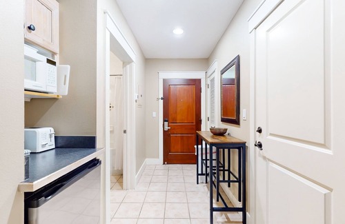 Baytowne Wharf Apartment | Convenient studio close to beach and pier w/WiFi, shared pool, AC