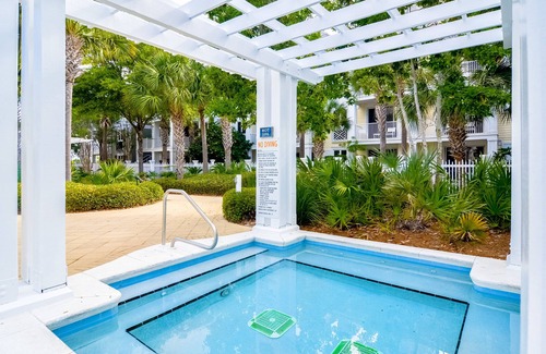 Baytowne Wharf Apartment | Convenient studio close to beach and pier w/WiFi, shared pool, AC
