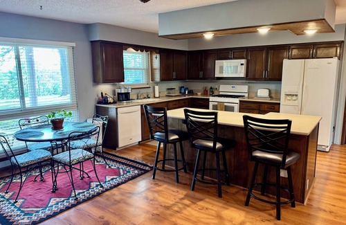 Eureka Springs House | Convenient to Eureka, Hiking/Biking trails, Motorcycle/Pet friendly, Hot Tub.