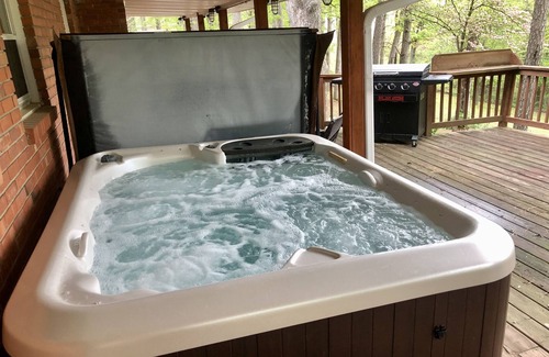 Eureka Springs House | Convenient to Eureka, Hiking/Biking trails, Motorcycle/Pet friendly, Hot Tub.