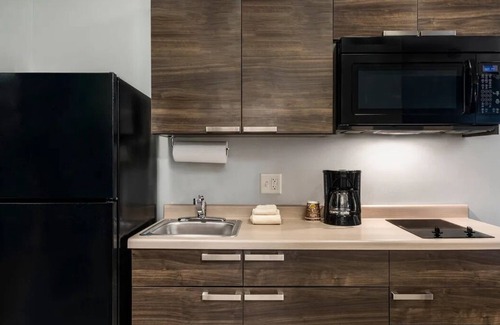 Tucson Hotel | Convenient Tucson Stay with Full Kitchen, Near Downtown Tucson!